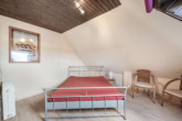 Schlafen 2 Dachgeschoss - Groß gedacht, vielseitig gemacht: Wohnhaus mit Doppelgarage & 2.143 m² Grundstück in Rühle!