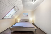 Schlafen 1 Dachgeschoss - Groß gedacht, vielseitig gemacht: Wohnhaus mit Doppelgarage & 2.143 m² Grundstück in Rühle!