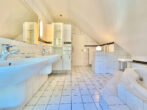 Stilvolles Einzelstück in weiß: Gepflegtes Einfamilienhaus mit Garage und Carport in Zentrumsnähe! - Tageslichtbad