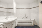 Badezimmer - Wohnen am Wasser – mitten in Meppen: 3-Zimmer Obergeschosswohnung mit neuer Gastherme an der Ems!