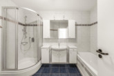 Badezimmer - Wohnen am Wasser – mitten in Meppen: 3-Zimmer Obergeschosswohnung mit neuer Gastherme an der Ems!