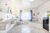 Tageslichtbad Dachgeschoss - Gut Ding will Weide haben: Zweifamilienhaus mit Stallgebäude auf 4.722 m² Grundstück in Haren/Erika!