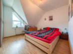 (Eltern-) Schlafzimmer - 3-Zimmer-Dachgeschosswohnung mit Balkon und Carport-Stellplatz in Meppen-Kuhweide zu mieten!