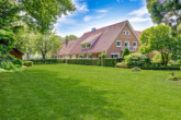 Bild - Alte Mauern, neue Energie – Resthof mit PV-Anlage auf über 1 Hektar Land in Geeste-Dalum!