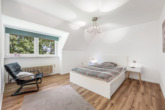 Schlafzimmer 1 Dachgeschoss - Alte Mauern, neue Energie – Resthof mit PV-Anlage auf über 1 Hektar Land in Geeste-Dalum!