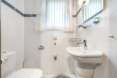 Gäste - WC - Lage. Fläche. Möglichkeiten – Solider Bungalow mit Potenzial auf 1.015 m² Grund in Meppen Esterfeld