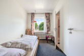Schlafen 4 / Bad 2 - Lage. Fläche. Möglichkeiten – Solider Bungalow mit Potenzial auf 1.015 m² Grund in Meppen Esterfeld