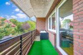 Loggia - Wärme im Herzen, Zentrum im Blick: Modernisiertes Einfamilienhaus mit 2 Vollgeschossen u. Spitzboden