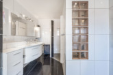 Bad en Suite / Tageslichtbad 1 - Architektur voller Energie: Modernes Einfamilienhaus mit Erdwärme und vielen Extras in Rhede (Ems)!