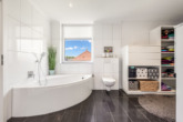 Bad en Suite / Tageslichtbad 1 - Architektur voller Energie: Modernes Einfamilienhaus mit Erdwärme und vielen Extras in Rhede (Ems)!