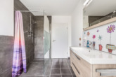 Tageslichtbad 2 - Architektur voller Energie: Modernes Einfamilienhaus mit Erdwärme und vielen Extras in Rhede (Ems)!