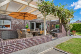 überdachte Terrasse - Architektur voller Energie: Modernes Einfamilienhaus mit Erdwärme und vielen Extras in Rhede (Ems)!