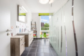 Tageslichtbad 2 - Architektur voller Energie: Modernes Einfamilienhaus mit Erdwärme und vielen Extras in Rhede (Ems)!
