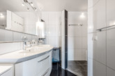 Bad en Suite / Tageslichtbad 1 - Architektur voller Energie: Modernes Einfamilienhaus mit Erdwärme und vielen Extras in Rhede (Ems)!