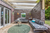 überdachte Terrasse - Architektur voller Energie: Modernes Einfamilienhaus mit Erdwärme und vielen Extras in Rhede (Ems)!
