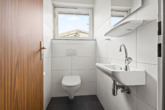 Gäste-WC - Gartenzeit inklusive – Erdgeschosswohnung mit Wintergarten, Garage und modernisiertem Tageslichtbad