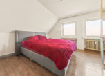 (Eltern-) Schlafzimmer Dachgeschosswohnung - Profitables Wohnobjekt: Einfamilienhaus mit zwei vermieteten Wohneinheiten und Gastherme aus 2021!