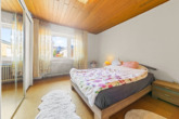 (Eltern-)Schlafzimmer Erdgeschosswohnung - Profitables Wohnobjekt: Einfamilienhaus mit zwei vermieteten Wohneinheiten und Gastherme aus 2021!
