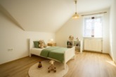 Schlafen 1- visualisiert mit KI - Modernisierte Dachgeschosswohnung mit Terrasse & Stellplatz in Esterfeld zu mieten!