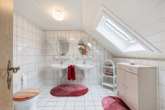 Tageslichtbad Dachgeschoss - Privatpark statt Schrebergarten – Wohnhaus auf 9.800 m² Grundstück in Twist-Bült!