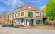 Frontansicht - größeres Gebäude - Mehr als die Summe seiner Teile – Ensemble mit Potenzial zur Neugestaltung im Zentrum von Lathen