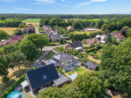 Bild - La Dolce Vita daheim! Junge Stadtvilla im mediterranen Stil mit Pool, PV-Anlage und Feldblick!