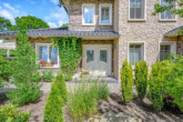 Bild - La Dolce Vita daheim! Junge Stadtvilla im mediterranen Stil mit Pool, PV-Anlage und Feldblick!