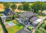 Bild - La Dolce Vita daheim! Junge Stadtvilla im mediterranen Stil mit Pool, PV-Anlage und Feldblick!