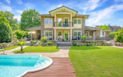 Bild - La Dolce Vita daheim! Junge Stadtvilla im mediterranen Stil mit Pool, PV-Anlage und Feldblick!