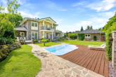 Bild - La Dolce Vita daheim! Junge Stadtvilla im mediterranen Stil mit Pool, PV-Anlage und Feldblick!