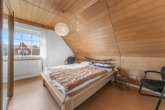 Flexibles Wohnensemble: Zwei Häuser, unzählige Möglichkeiten auf 2.537 qm Grundstück in Groß Hesepe - (Eltern-) Schlafzimmer
