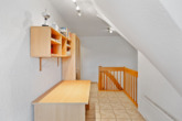 Bungalow mit kontinuierlichen Upgrades: Drei Schlafzimmer pro Etage, Sommergarten und Pelletofen! - Flur Dachgeschoss