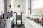 Gäste-WC - Neuer Look, neue Möglichkeiten: Modernisiertes EFH mit Garage, Garten und flexiblem Raumangebot