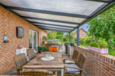 überdachte Terrasse - Neuer Look, neue Möglichkeiten: Modernisiertes EFH mit Garage, Garten und flexiblem Raumangebot