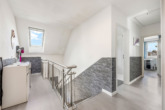 Flur Dachgeschoss - Neuer Look, neue Möglichkeiten: Modernisiertes EFH mit Garage, Garten und flexiblem Raumangebot