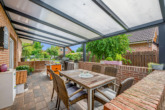 überdachte Terrasse - Neuer Look, neue Möglichkeiten: Modernisiertes EFH mit Garage, Garten und flexiblem Raumangebot