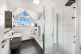 Tageslichtbad - Neuer Look, neue Möglichkeiten: Modernisiertes EFH mit Garage, Garten und flexiblem Raumangebot