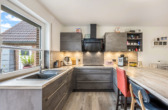 Küche - Neuer Look, neue Möglichkeiten: Modernisiertes EFH mit Garage, Garten und flexiblem Raumangebot