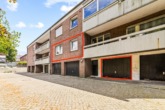 Rückwärtiger Bereich mit Garage - Kapital gut geparkt: Vermietete Erdgeschosswohnung mit Einbauküche u. eigener Garage in der Neustadt