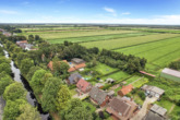 Bild - Landlust am Kanal mit Feldblick: Dachgeschosswohnung mit Einbauküche - zur Miete!