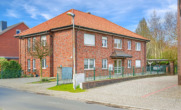 Bild - Anlegen mit Aussicht – voll vermietetes 4-Parteienhaus mit Einbauküchen & Carports in guter Wohnlage