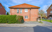Bild - Anlegen mit Aussicht – voll vermietetes 4-Parteienhaus mit Einbauküchen & Carports in guter Wohnlage