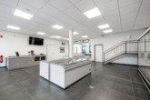 Verkaufsraum Erdgeschoss - Immer cool bleiben – Gewerbeimmobilie (BJ 2018) mit Büro, Kühllogistikfläche und Showküche in Meppen