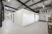 Logistik- und Lagerbereich Erdgeschoss - Immer cool bleiben – Gewerbeimmobilie (BJ 2018) mit Büro, Kühllogistikfläche und Showküche in Meppen