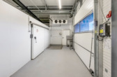 Andienung Logistikbereich Erdgeschoss - Immer cool bleiben – Gewerbeimmobilie (BJ 2018) mit Büro, Kühllogistikfläche und Showküche in Meppen