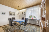 Schlafen 1 / 2. Wohnzimmer - Stadtnah und begehrt: gepflegtes Einfamilienhaus mit Garage und Garten in Esterfeld