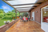 überdachte Terrasse - Stadtnah und begehrt: gepflegtes Einfamilienhaus mit Garage und Garten in Esterfeld