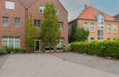 Rückwärtige Ansicht / Parkplätze - Flexibel im Zentrum: Vielseitige Gewerbefläche mit 4 eigenen Parkplätzen in Neuenhaus zu mieten!