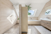 Tageslichtbad Dachgeschoss - Energiegeladen und designstark – Junges Einfamilienhaus mit PV-Anlage uvm. in Haselünne-Lohe!