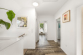 Flur Dachgeschoss - Energiegeladen und designstark – Junges Einfamilienhaus mit PV-Anlage uvm. in Haselünne-Lohe!
